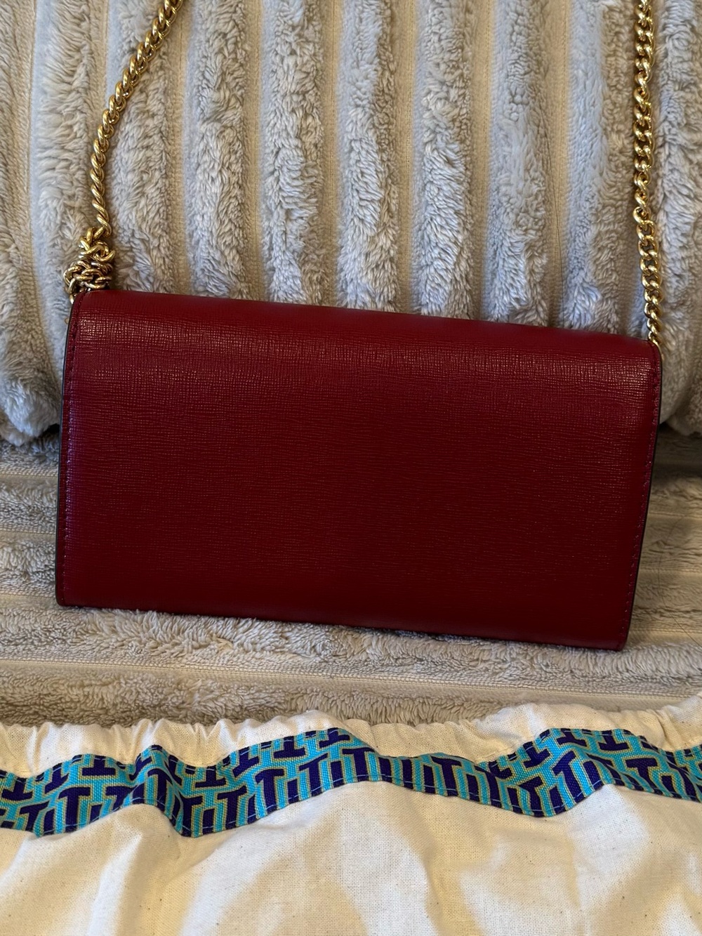 Tory Burch Red Leather Chain-Trim Clutch with Gold Logo - Picture 2 of 7